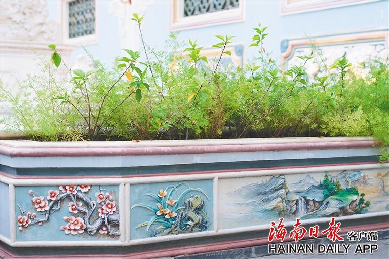 在海口骑楼老街的一家酒店里,双龙双蛟,百鸟朝凤,海岛果园等主题雕塑