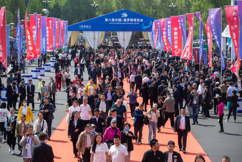 5月18日，在第八届中俄博览会现场，参会者有序进场。新华社记者 张涛 摄