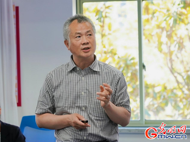 图为金太军正在作报告.