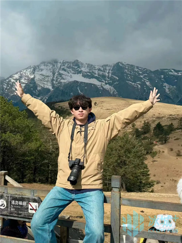 刘易邱福源是机电学院摇滚公社的主唱,不仅嗓音浑厚高昂,还精通贝斯