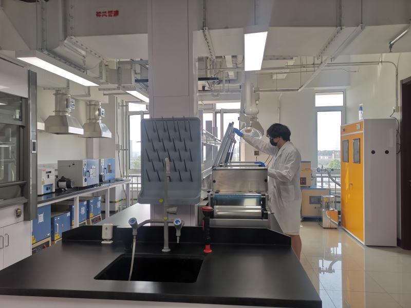 5月21日，华北电力大学，工作人员在电池体系关键材料研发实验室工作。  新京报记者 张璐 摄