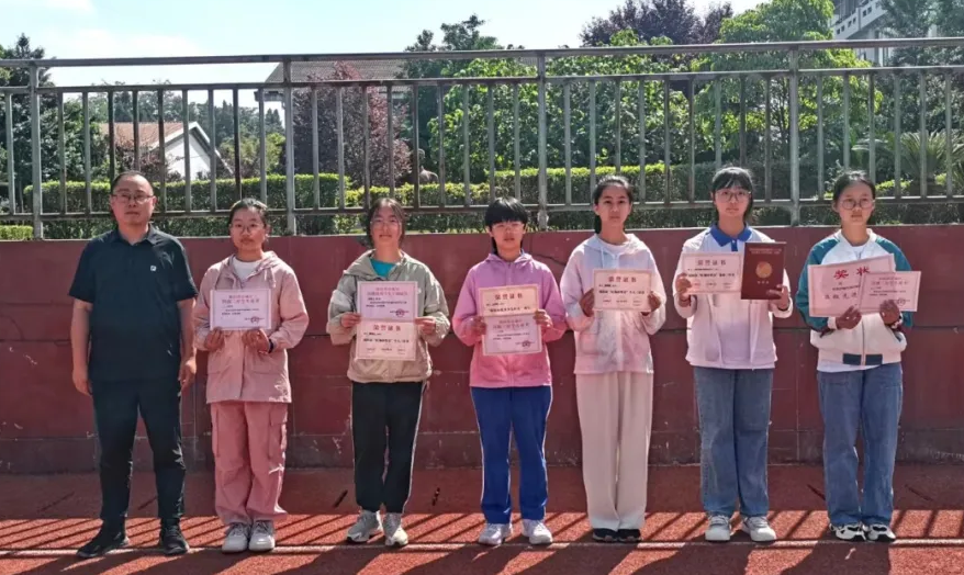 涪城区吴家中学表彰2023年度市,区级"三好"学生,优秀学生干部和先进班