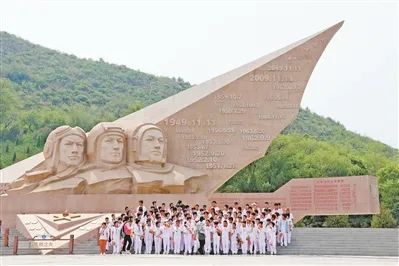 5月18日,一批来自河北省肃宁县的学生在中国航空博物馆追忆英雄足迹