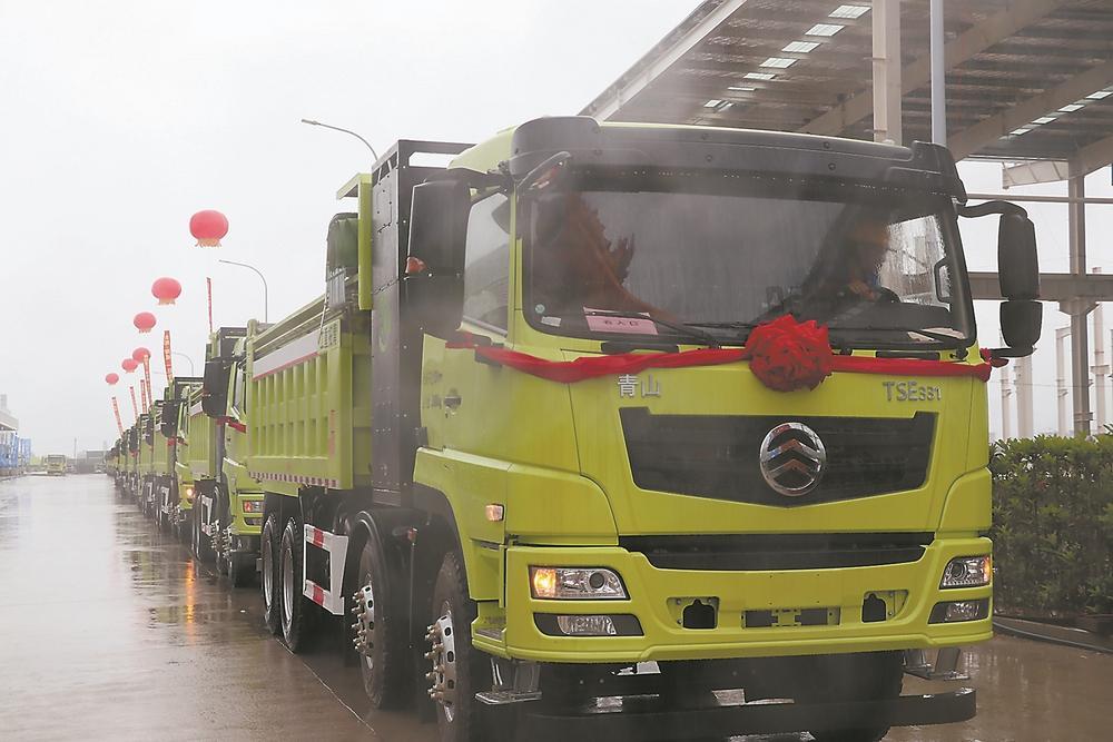 百台新能源智能环保渣土车在福安交车