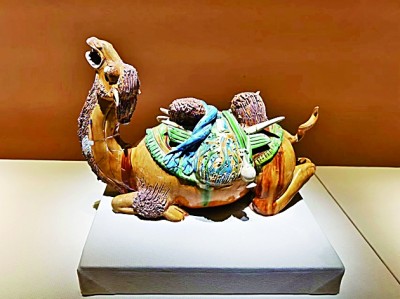 本报记者 李洁摄/光明图片图为金背瑞兽葡萄镜.