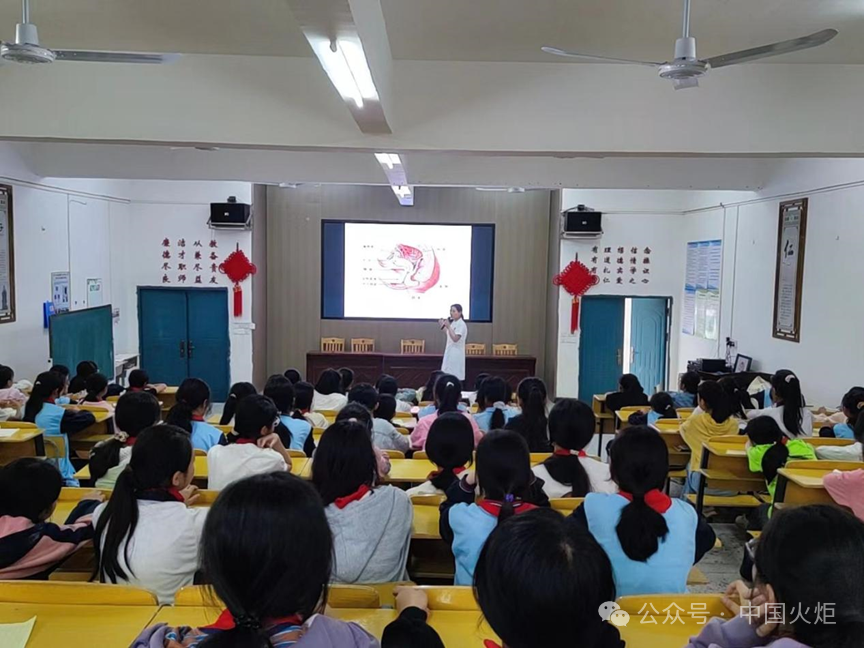 5月21日下午,信丰县古陂镇中心小学关工委邀请中心卫生院健康副校长