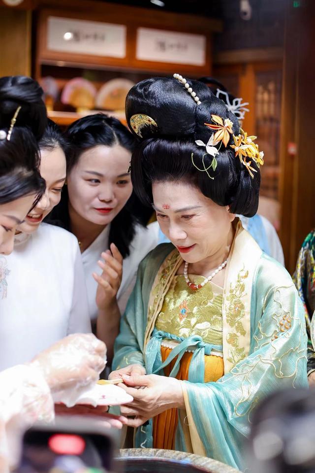 格力早期把空调与自身的品牌做了强绑定,做的很成功,但会不会因此导致