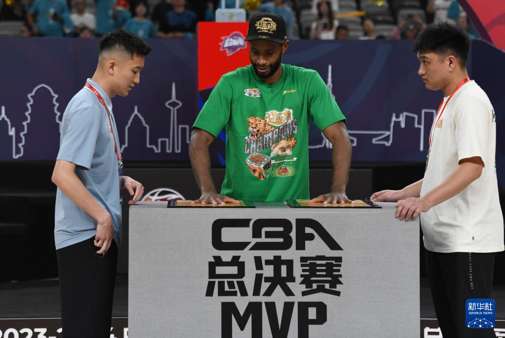 5月22日，辽宁本钢队球员弗格（中）在当选总决赛最有价值球员后按下手印。新华社记者 王菲 摄