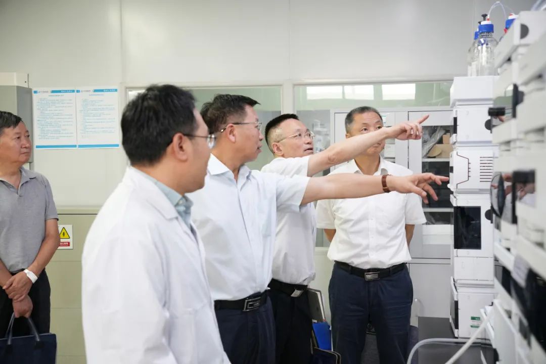 全国人大代表,市委宣传部原常务副部长曹清尧主持,市政府参事,重庆