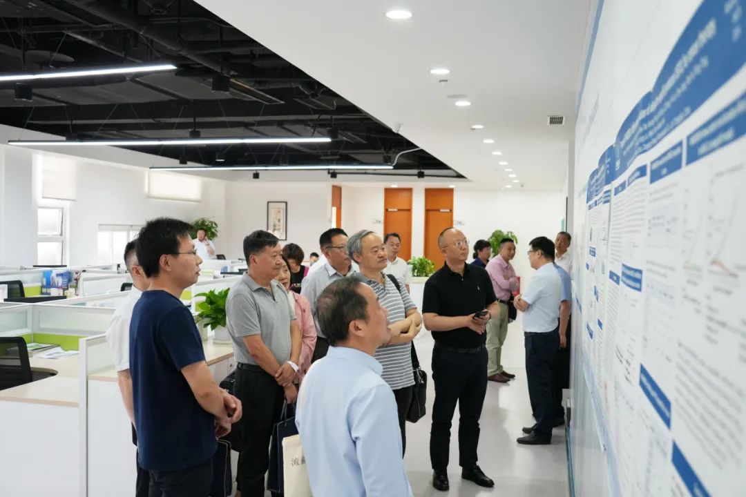 全国人大代表,市委宣传部原常务副部长曹清尧主持,市政府参事,重庆