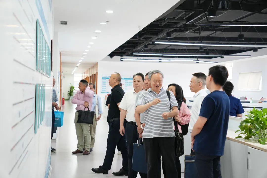 全国人大代表,市委宣传部原常务副部长曹清尧主持,市政府参事,重庆