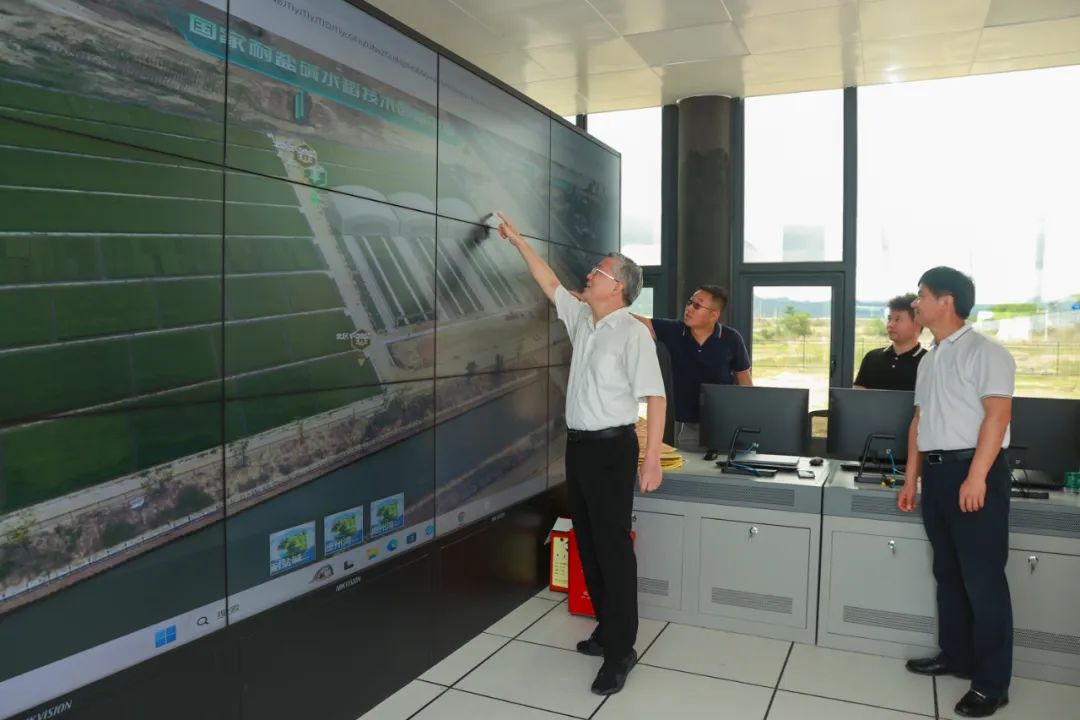 5月22日,省委常委,市委书记周红波到崖州湾科技城调研科技创新及热带