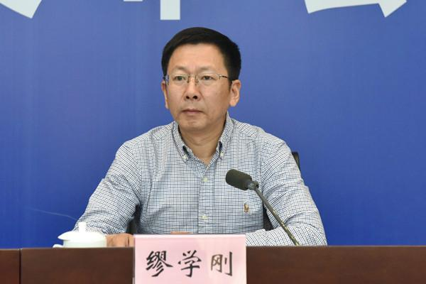 在安徽省工作,历任安徽省地税局办公室主任兼法规处处长,繁昌县县长