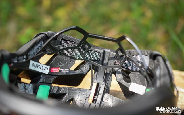 rollsys的悬挂上没有调整机构,造型非常干净整洁,对留辫子的车友也