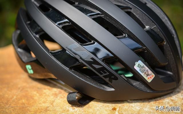 侧面看,头盔顶部的轮廓变得更低,头盔的连接桥变得更粗壮.