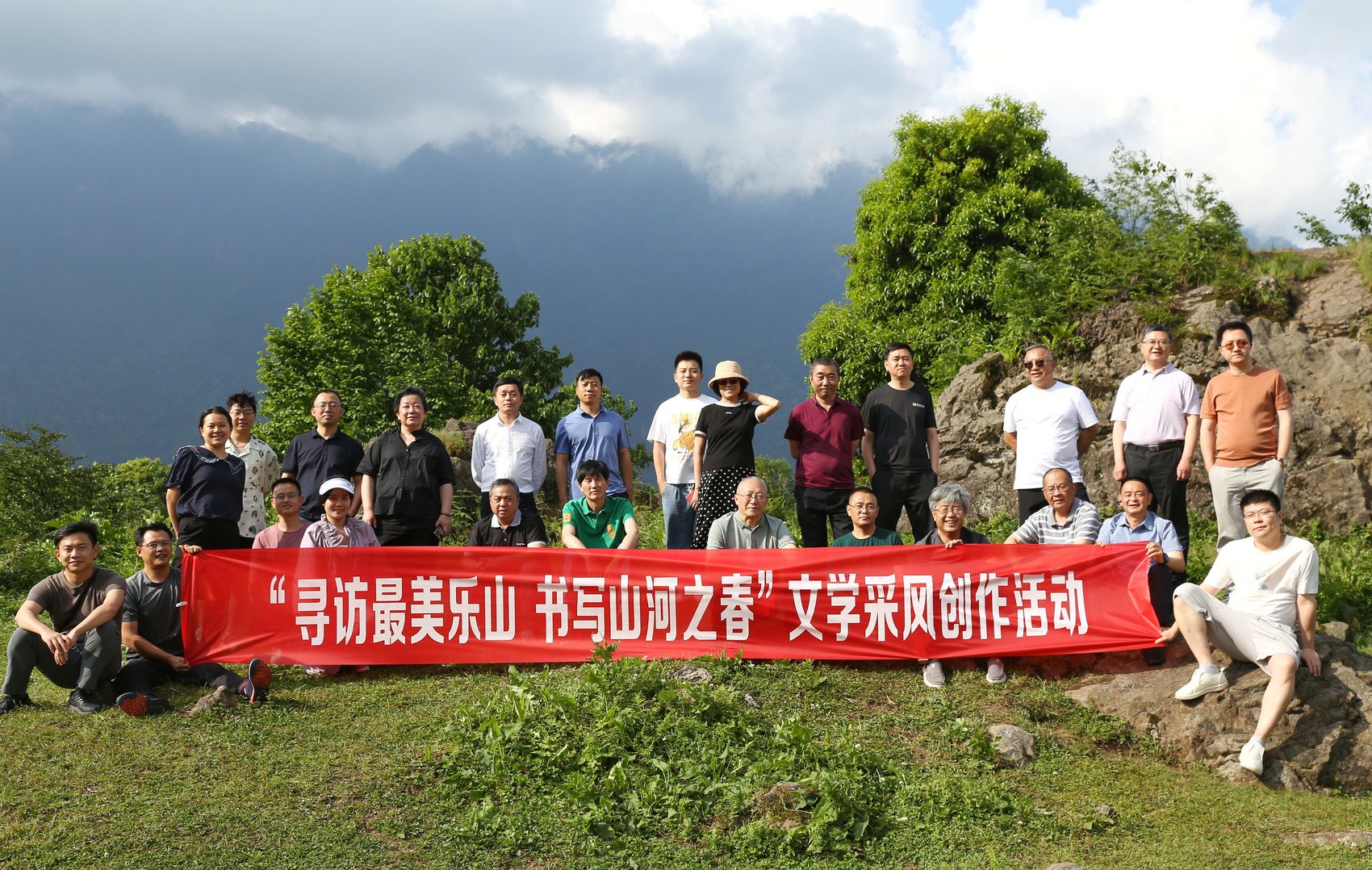 采风合影四川在线记者 肖姗姗 图片由巴金文学院提供5月23日,为期四天