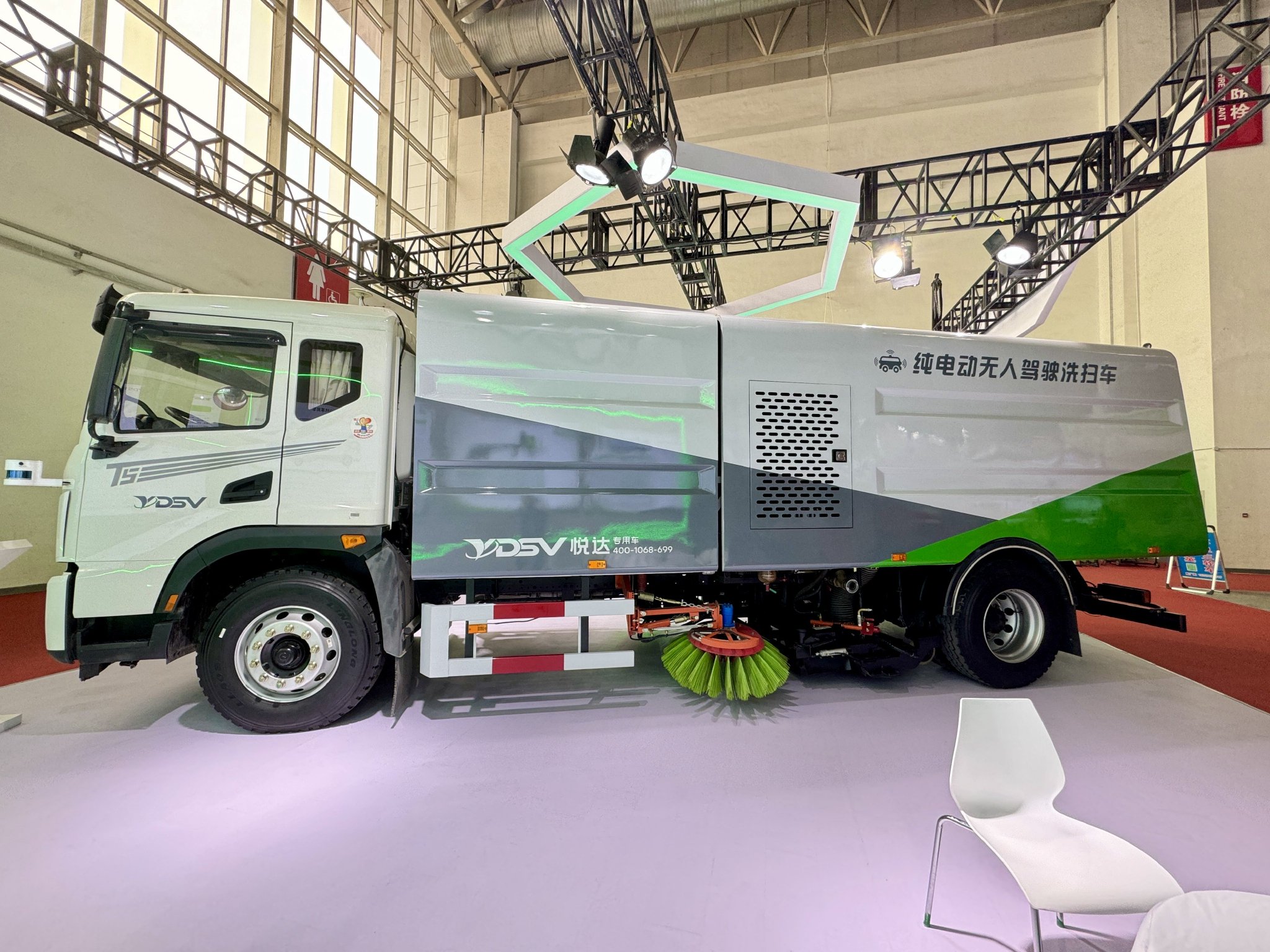 在展会上,悦达专用车公司向观众们展示了前沿科技环卫产品—yd5181tx