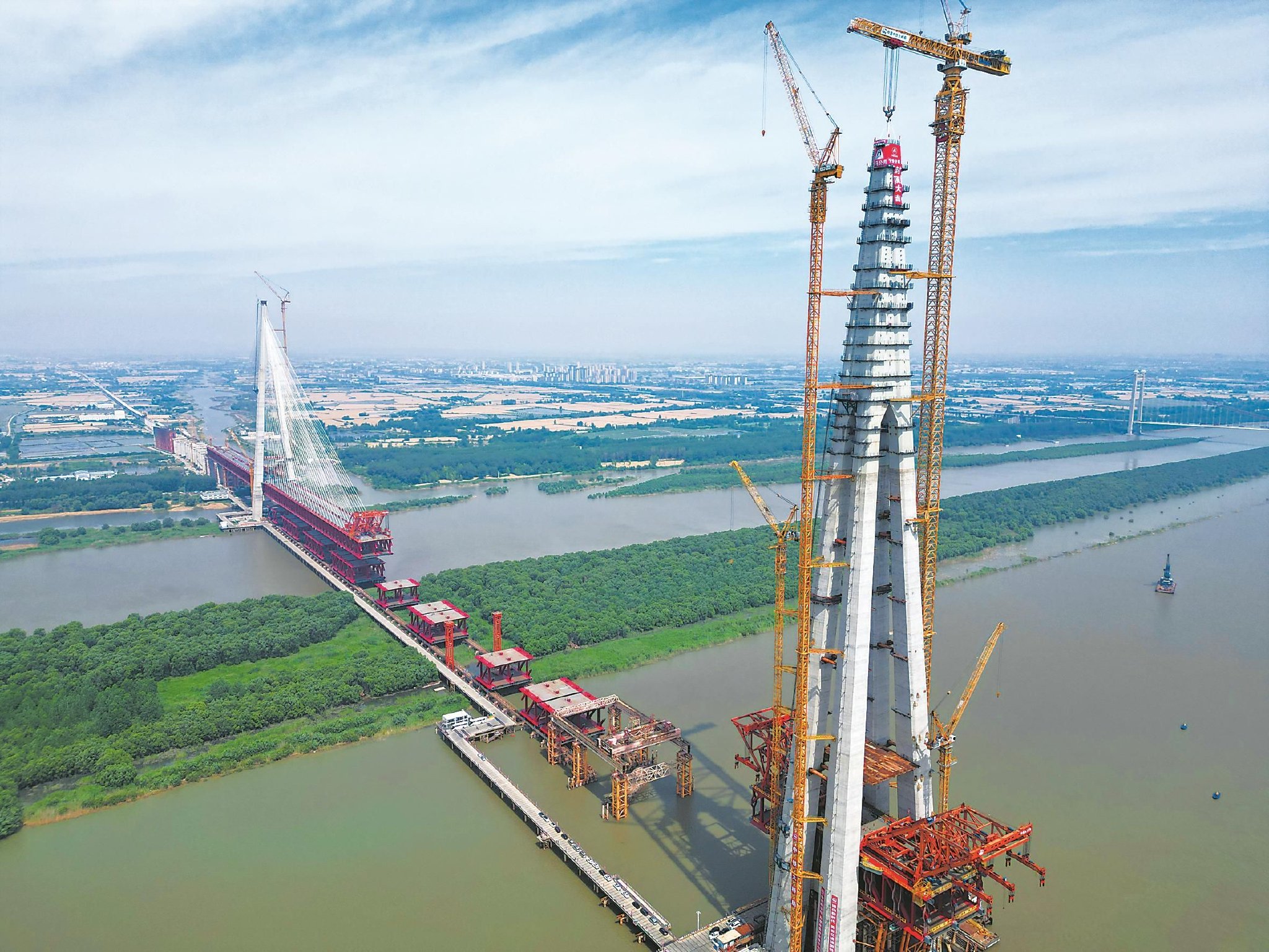 图为5月22日拍摄的巢马城际铁路马鞍山长江公铁大桥四号墩主塔封顶