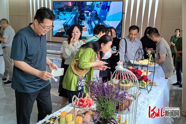 图为体验团在沧州市日月潭食品有限公司进行消费体验。姚恒嘉 摄