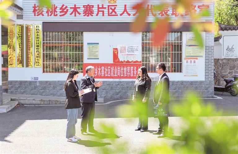 着力惩治群众身边"蝇贪蚁腐"