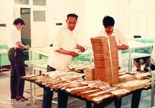 1982年，靖玉树（中）在珠算历史资料馆。