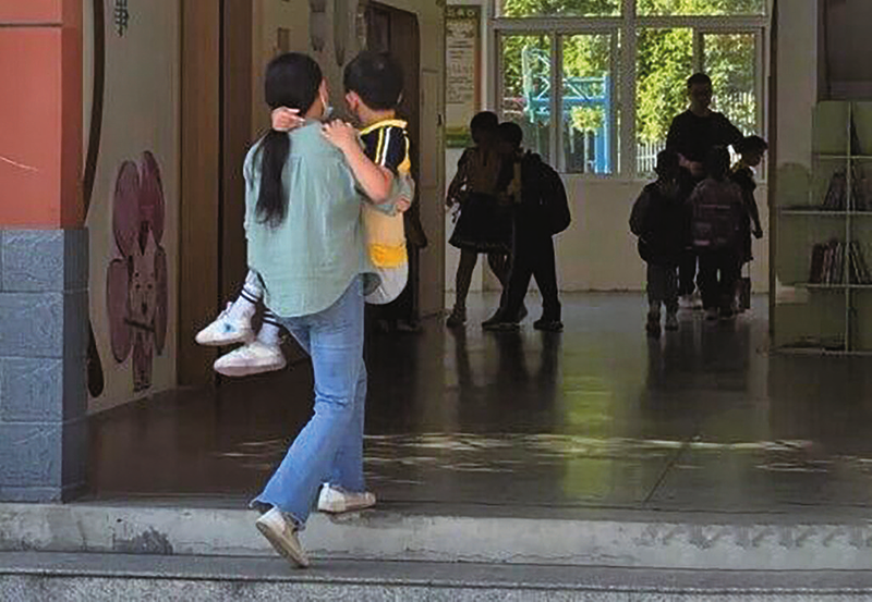 "有人劝我放弃,做妈的怎么舍得"