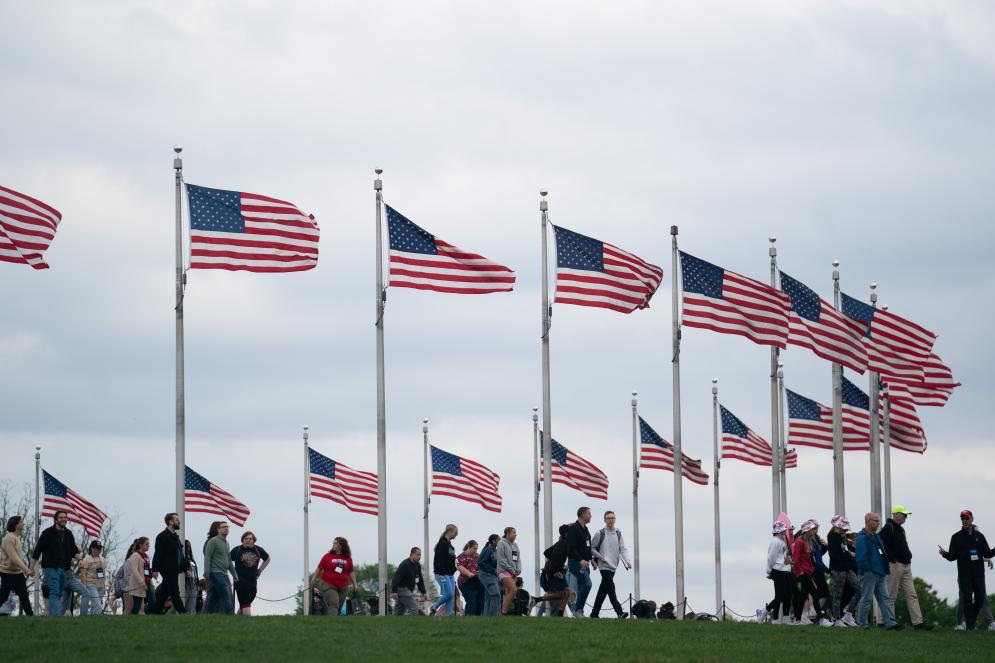 69694月25日,游客在美国首都华盛顿的国家广场游览.