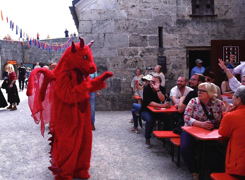 奥地利   小城举办骑士节