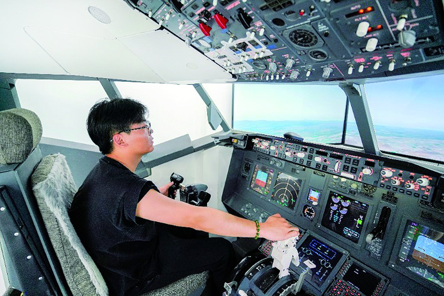 工作人员在飞机模拟驾驶舱操作飞行 据重庆日报今年的西洽会上有什么