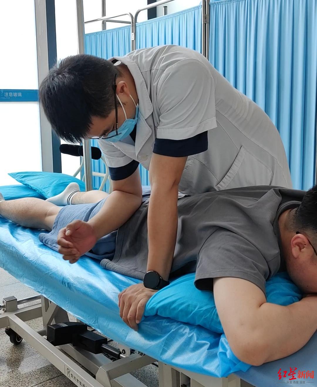 00后患者占比升至15%至30%,年轻人为了颈腰椎涌入中医推拿室,医生提醒