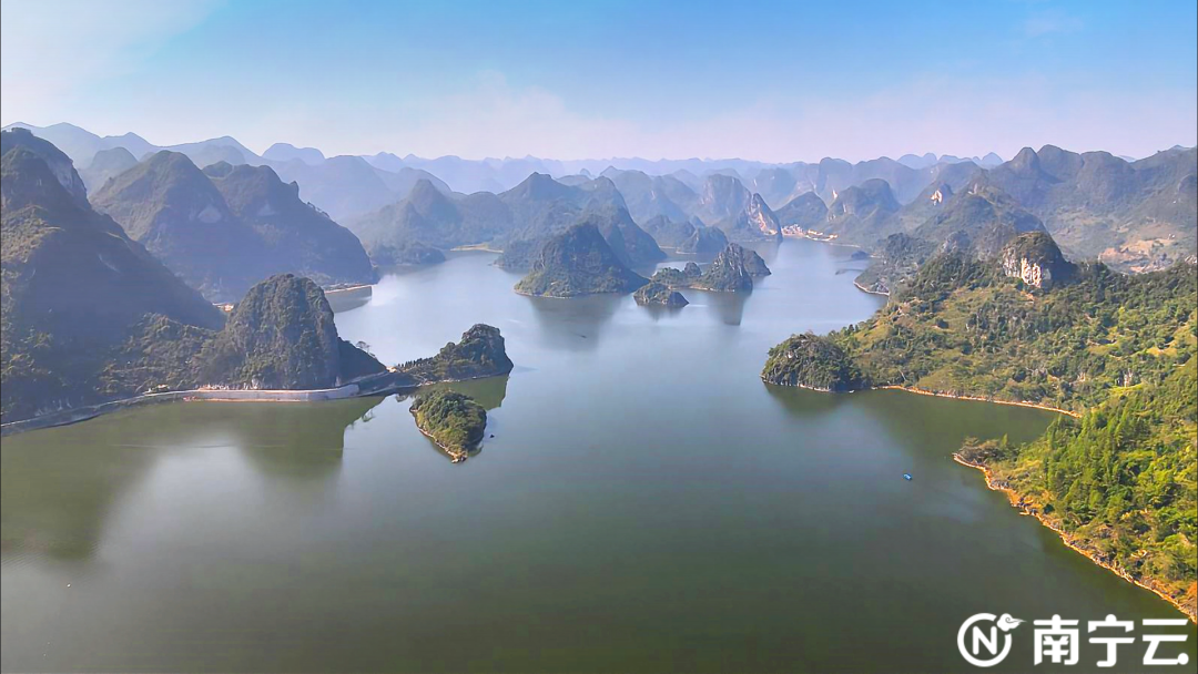 摄大龙湖景区位于上林县西燕镇大龙洞村,属全国十大喀斯特溶岩水库,集