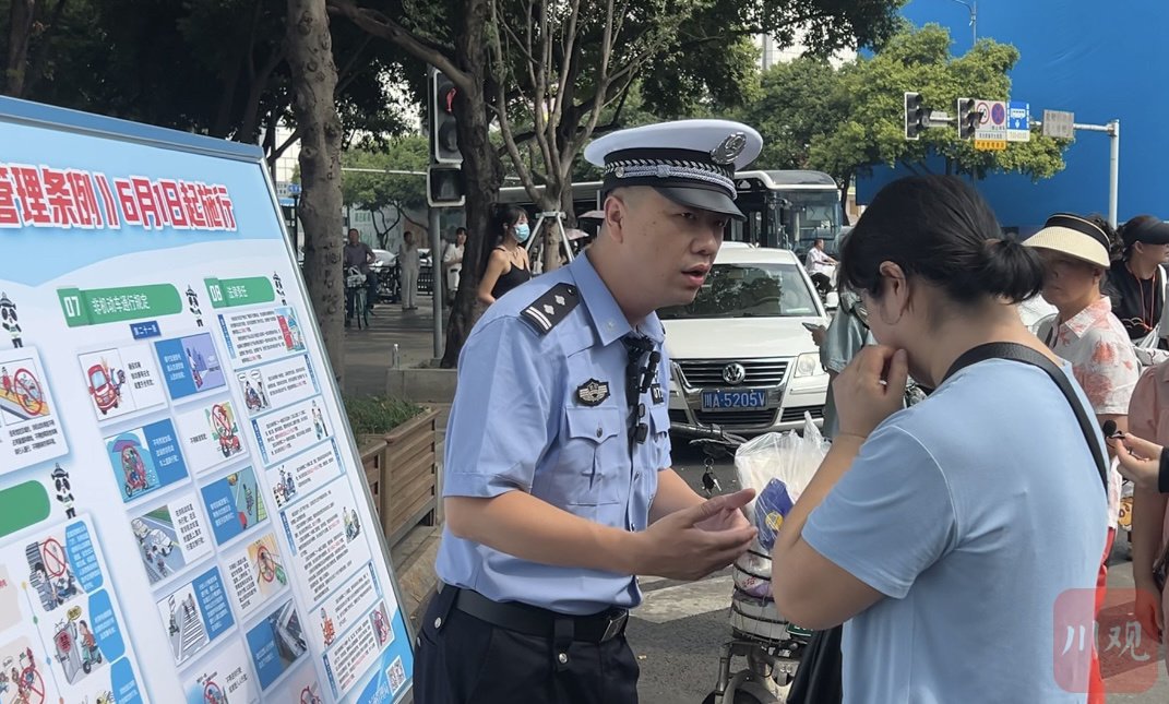 c视频丨成都市非机动车管理条例实施在即 记者直击交警路面宣传劝导