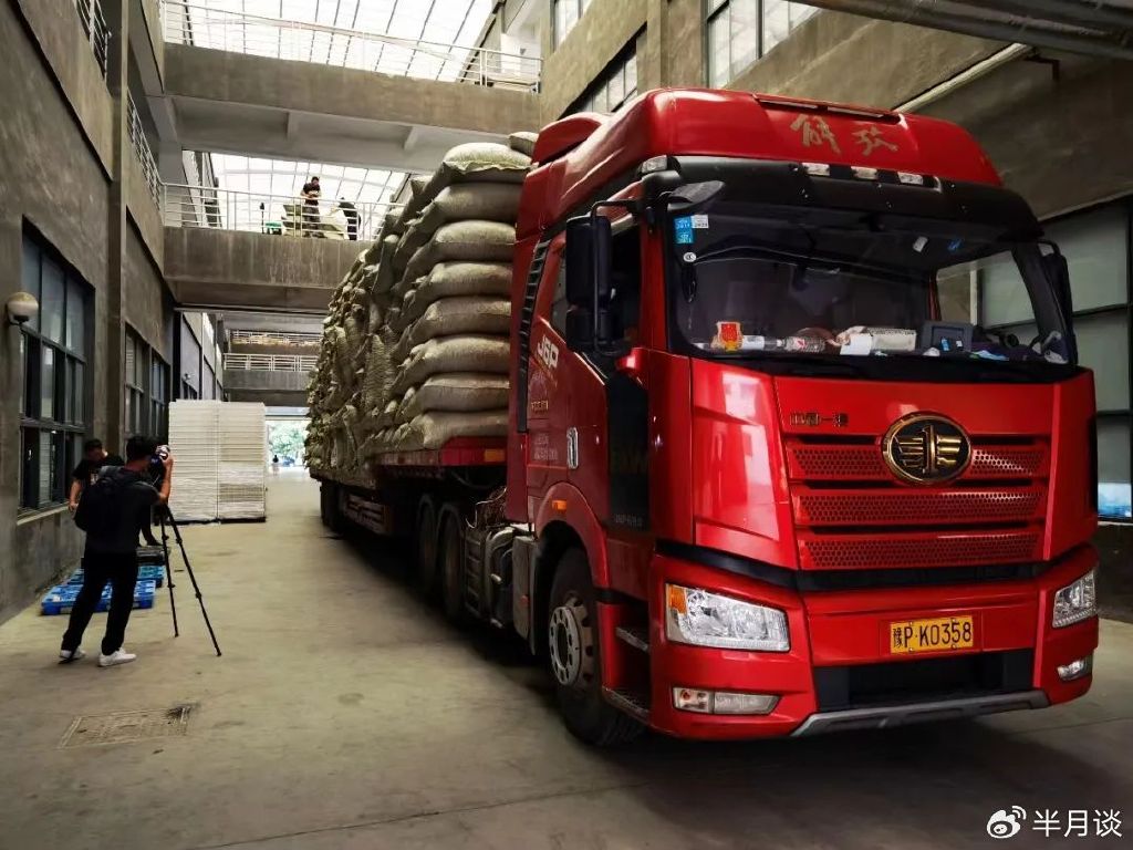 客户来收购蚕茧的卡车正在装货.新华社记者殷晓圣摄