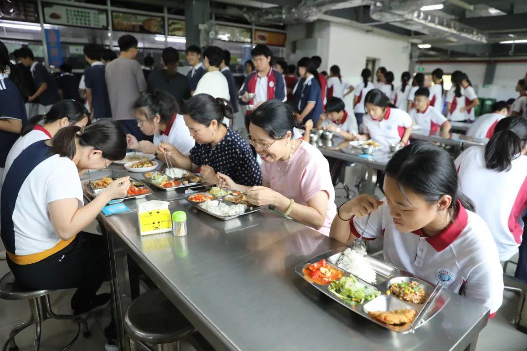 >滚动新闻>正文>自5月起珠海逐步取消学校教职工食堂以来,目前全市