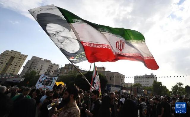 5月23日，在伊朗马什哈德，民众哀悼已故总统莱希  图源：新华社