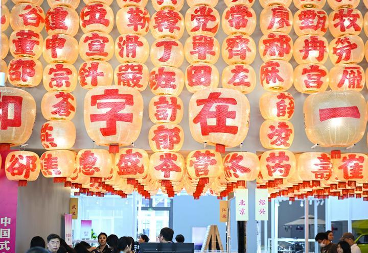 5月23日，人们在第二十届文博会现场参观。新华社记者邓华摄