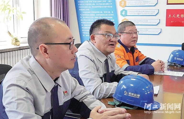 胡佑兵(中)主持召开技术交底会