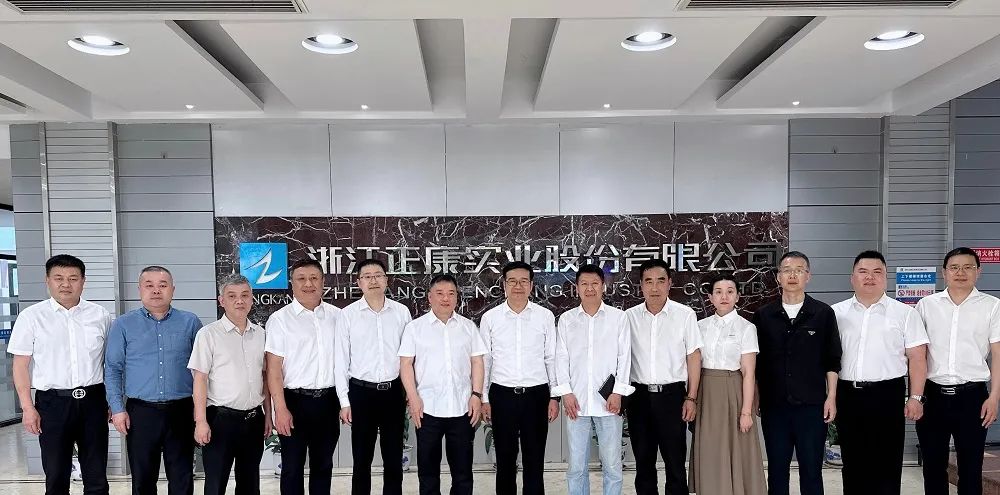 温州龙湾新区管委会主任,龙湾区委书记周一富,和龙湾区委常委李明达携