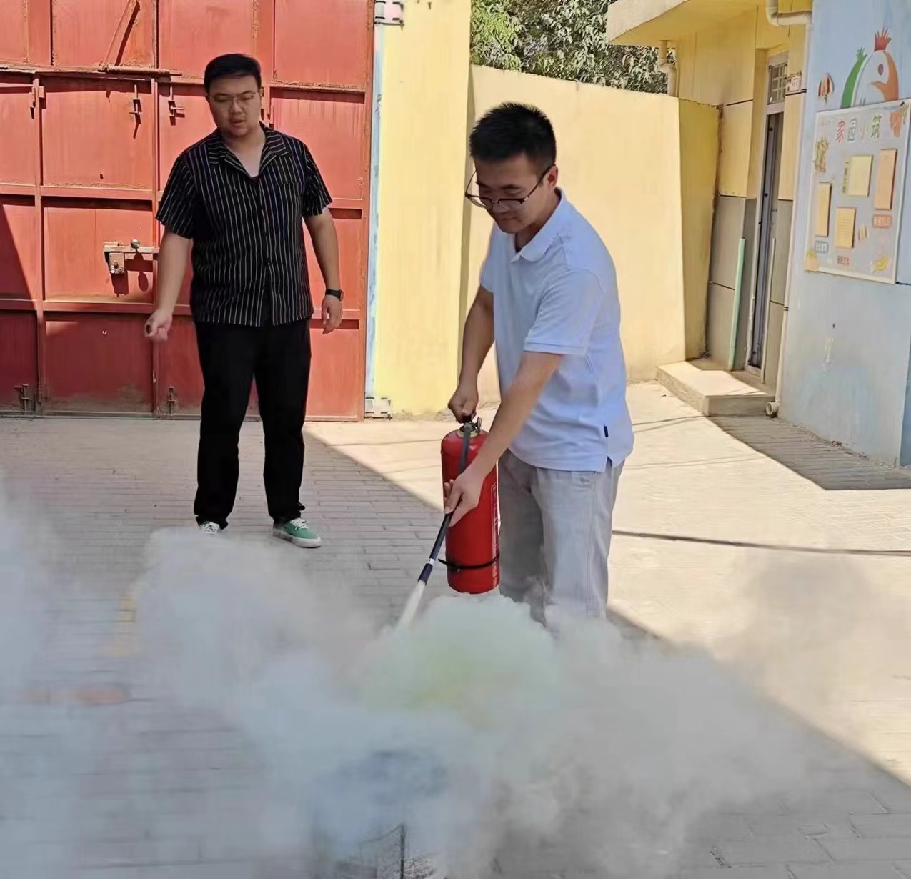 消防安全 携手"童"行 西安市灞桥区常家湾幼儿园消防应急疏散演练活动