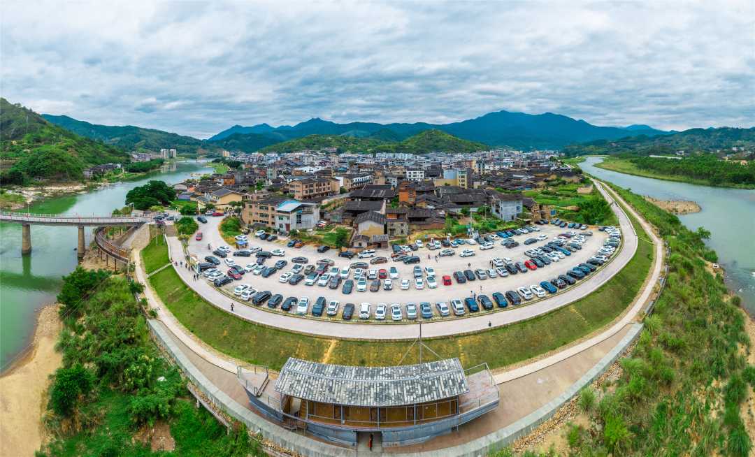 福州市永泰县嵩口镇,是一座被大樟溪环绕的千年古镇.