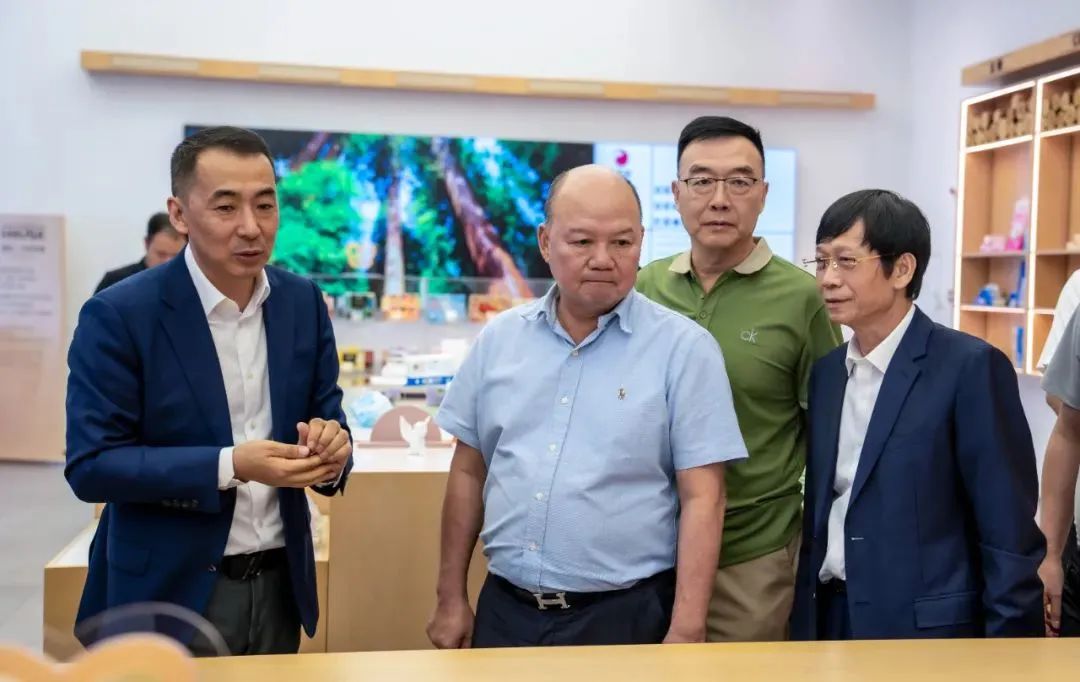 图:中顺洁柔副总裁赵明;春桥控股董事长苏勇;受邀企业家代表高航;春桥