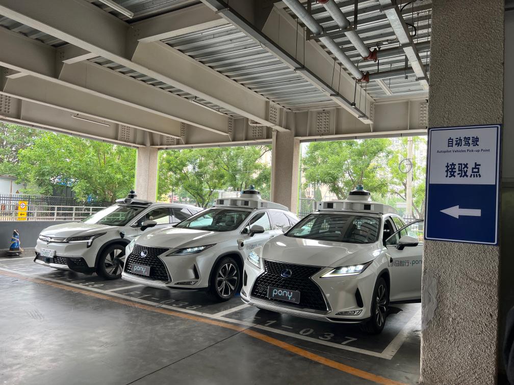 自动驾驶车辆停靠在北京南站立体停车楼专用车位.新华社发