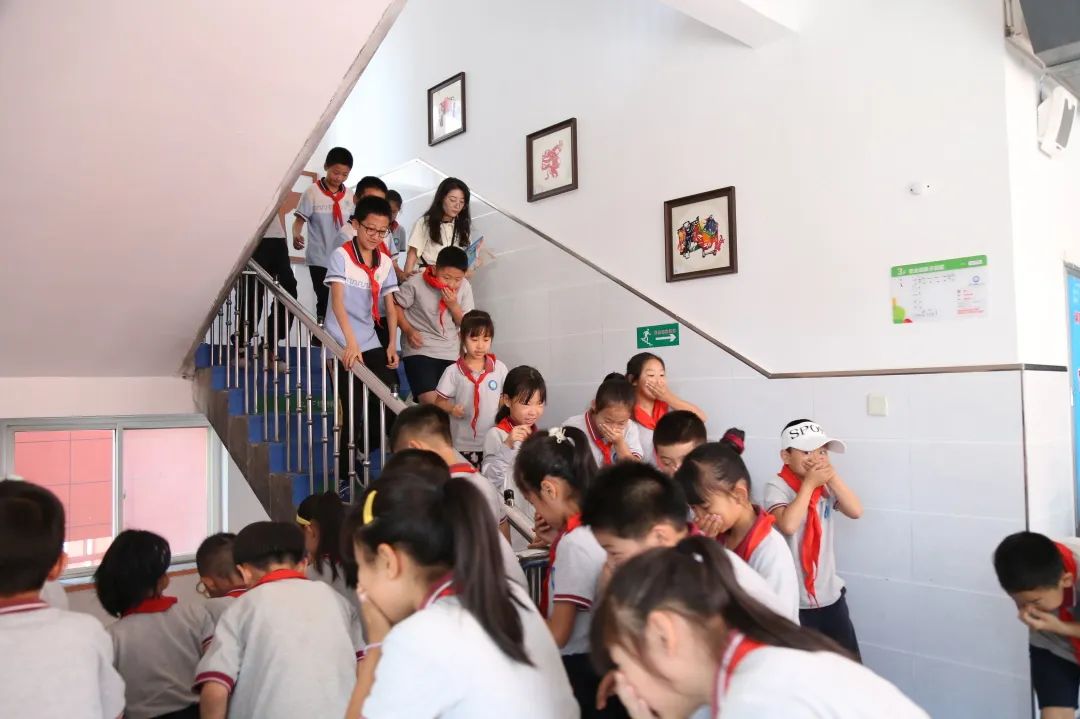 以"演"筑防 以"练"护航 ——西安市浐灞第十六小学消防应急疏散演练