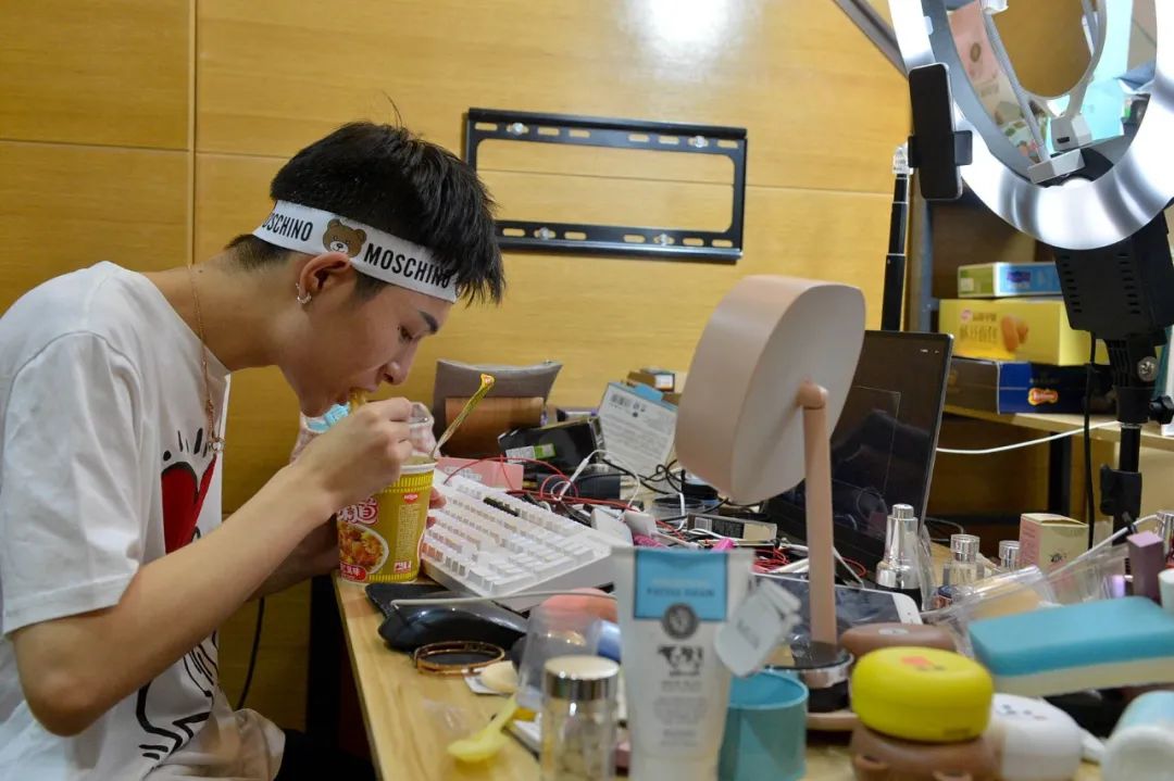 大学生做直播,挣了十几万被索赔八千万