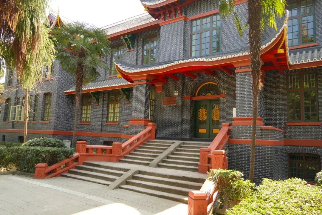 例如百年名校四川大学,截至2018年,学校共有15处建筑被列为重点文物