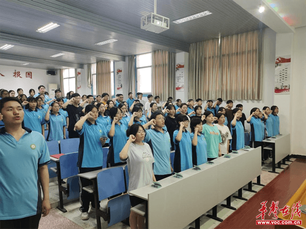 安乡五中举行"激情五月 青春飞扬"新团员入团宣誓仪式