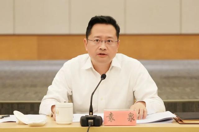 区委书记袁泉主持并讲话,区委副书记,区长王益群,区委副书记唐晓腾