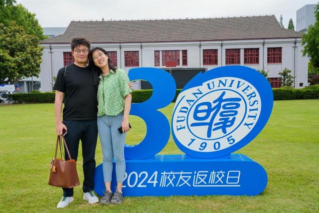 届校友沈寅携全家从北京专程赶回母校,参加复旦119周年返校主题大会