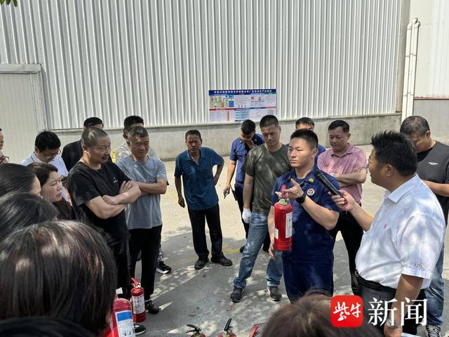 在消防应急演练开始前,辖区企业负责人,安全员在安全专家的带领下来到