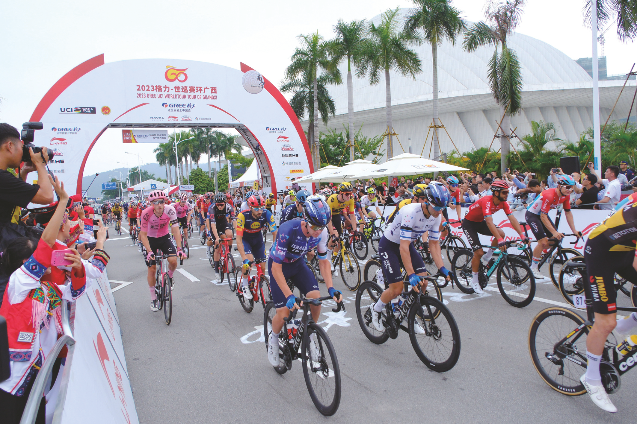     参赛车手在南宁城市赛段中驶出起点(资料图)